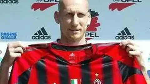 老马误入更衣室 北京首钢击败北京控股 指出球队困境